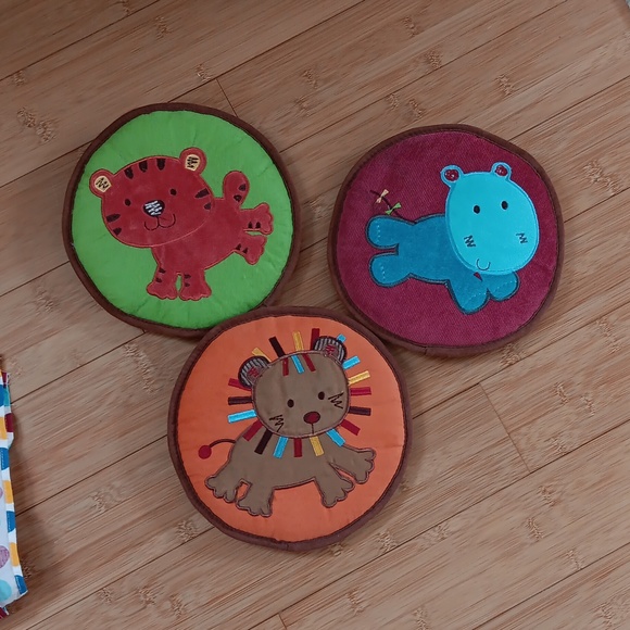 Kids bedding with window valance and wall hangings - Picture 4 of 4